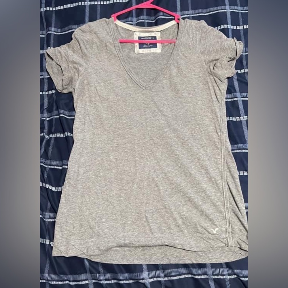 American Eagle gray scoop neck tee.